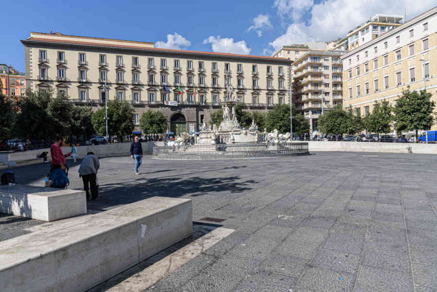 117 - Italia - Nápoles - plaza Municipio.jpg